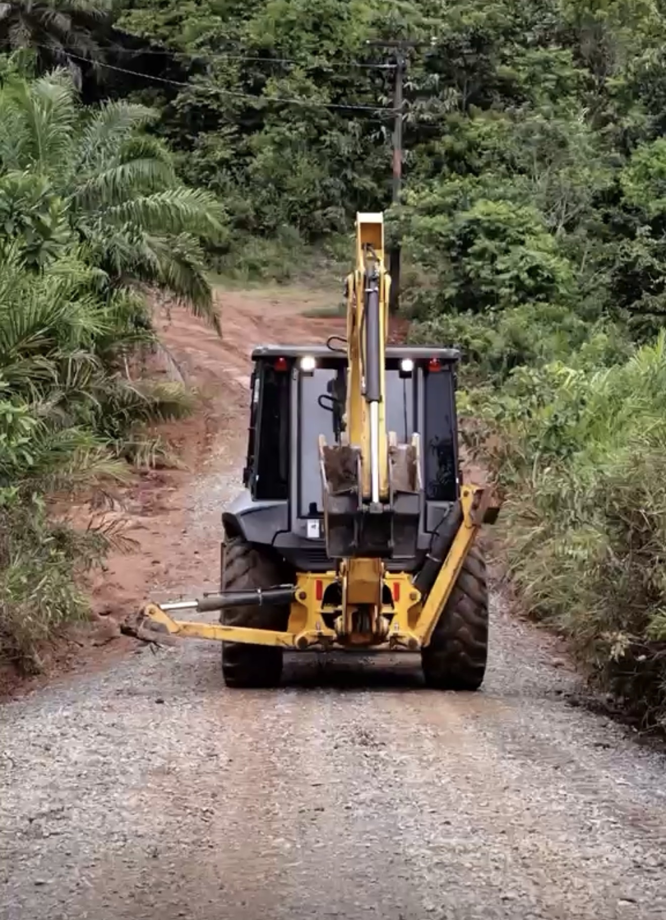 A comunidade do Quebra Machado, no Gereba, está feliz da vida com o trabalho de recuperação das estradas que vem sendo realizado.