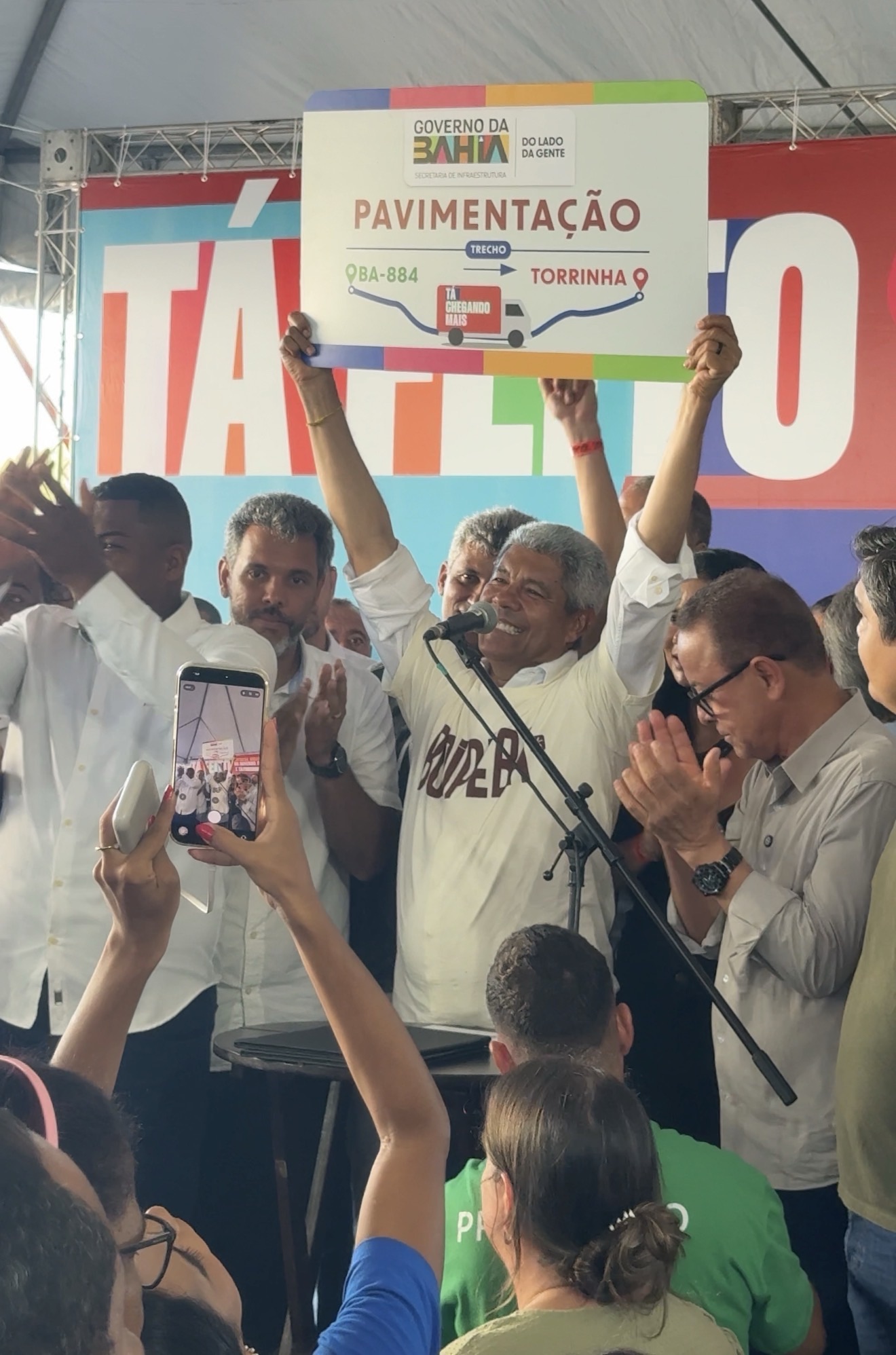 Governador Jerônimo Rodrigues assina ordem de serviço para pavimentação asfáltica em Torrinhas, no município de Cairu (BA)