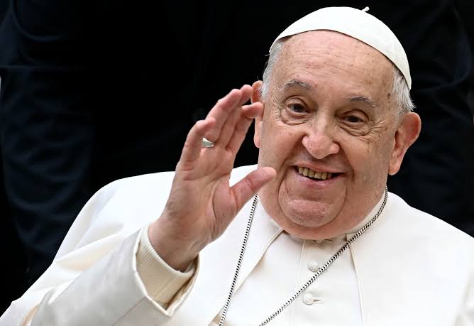 Morre o Papa Francisco aos 88 anos.