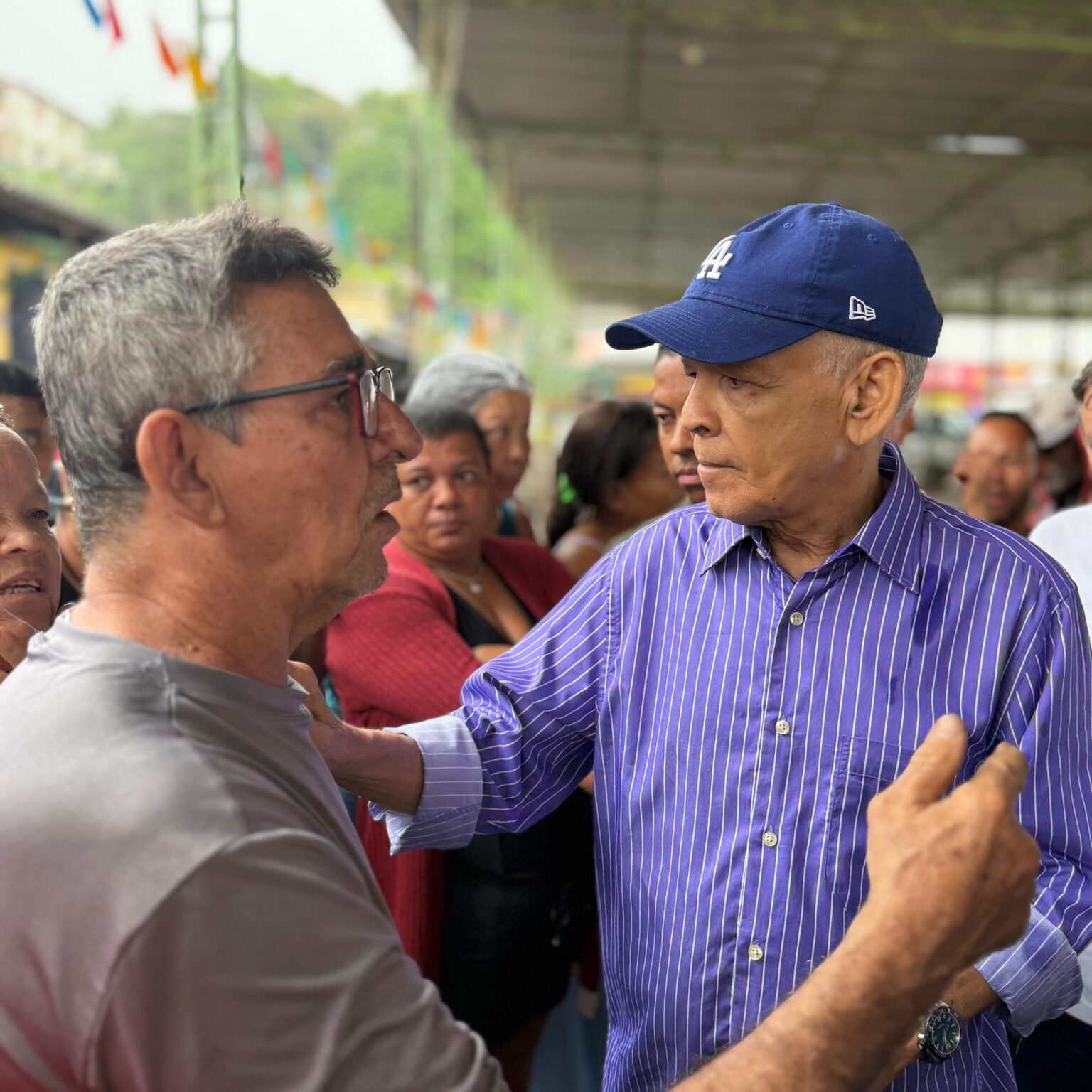 Prefeito Marcos Medrado dialoga com ambulantes da FeiraGuay sobre início das obras do Shopping Popular
